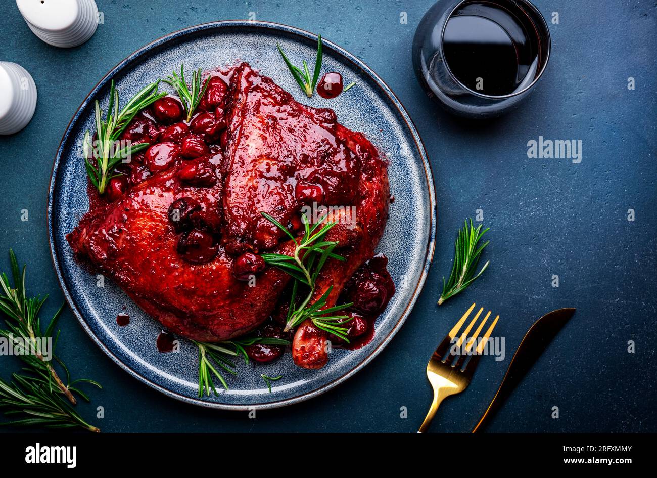 Cuisses de canard au vin rouge Banque de photographies et d’images à