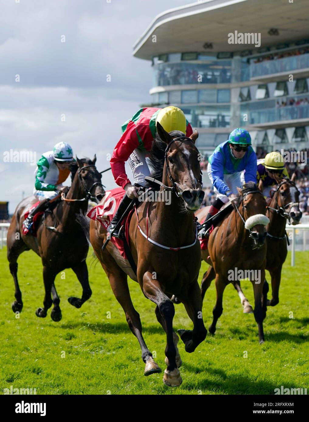 Dunum (au centre) monté par le jockey William James Lee sur leur chemin pour gagner l'Irish Stallion Farms EBF 'Ahonoora' handicap pendant la septième journée du Galway races Summer Festival à l'hippodrome de Galway. Date de la photo : dimanche 6 août 2023. Banque D'Images