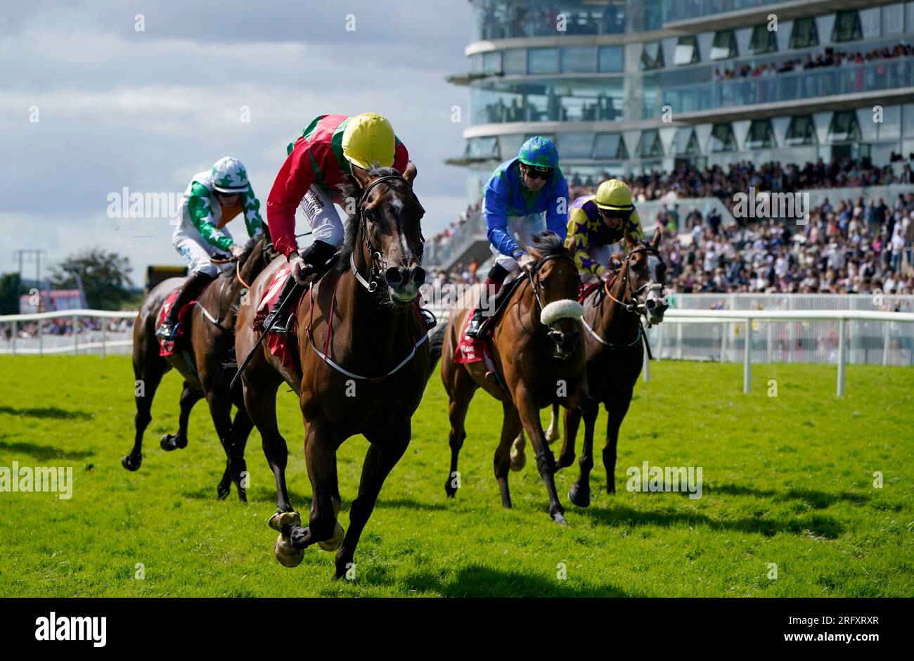 Dunum (au centre) monté par le jockey William James Lee sur leur chemin pour gagner l'Irish Stallion Farms EBF 'Ahonoora' handicap pendant la septième journée du Galway races Summer Festival à l'hippodrome de Galway. Date de la photo : dimanche 6 août 2023. Banque D'Images