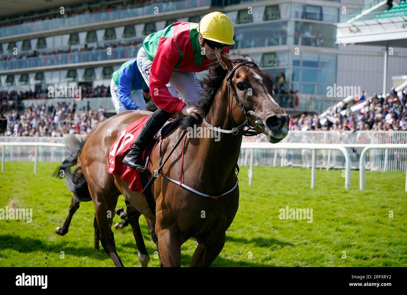 Dunum monté par le jockey William James Lee sur leur chemin pour gagner l'Irish Stallion Farms EBF 'Ahonoora' handicap pendant la septième journée du Galway races Summer Festival à l'hippodrome de Galway. Date de la photo : dimanche 6 août 2023. Banque D'Images