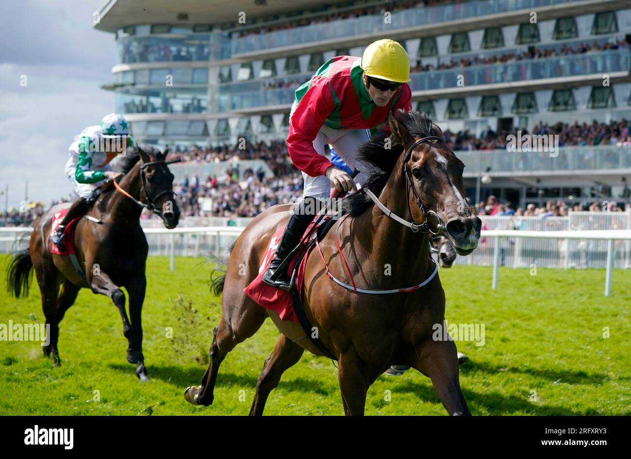 Dunum (à droite) monté par le jockey William James Lee sur leur chemin pour gagner l'Irish Stallion Farms EBF 'Ahonoora' handicap pendant la septième journée du Galway races Summer Festival à l'hippodrome de Galway. Date de la photo : dimanche 6 août 2023. Banque D'Images
