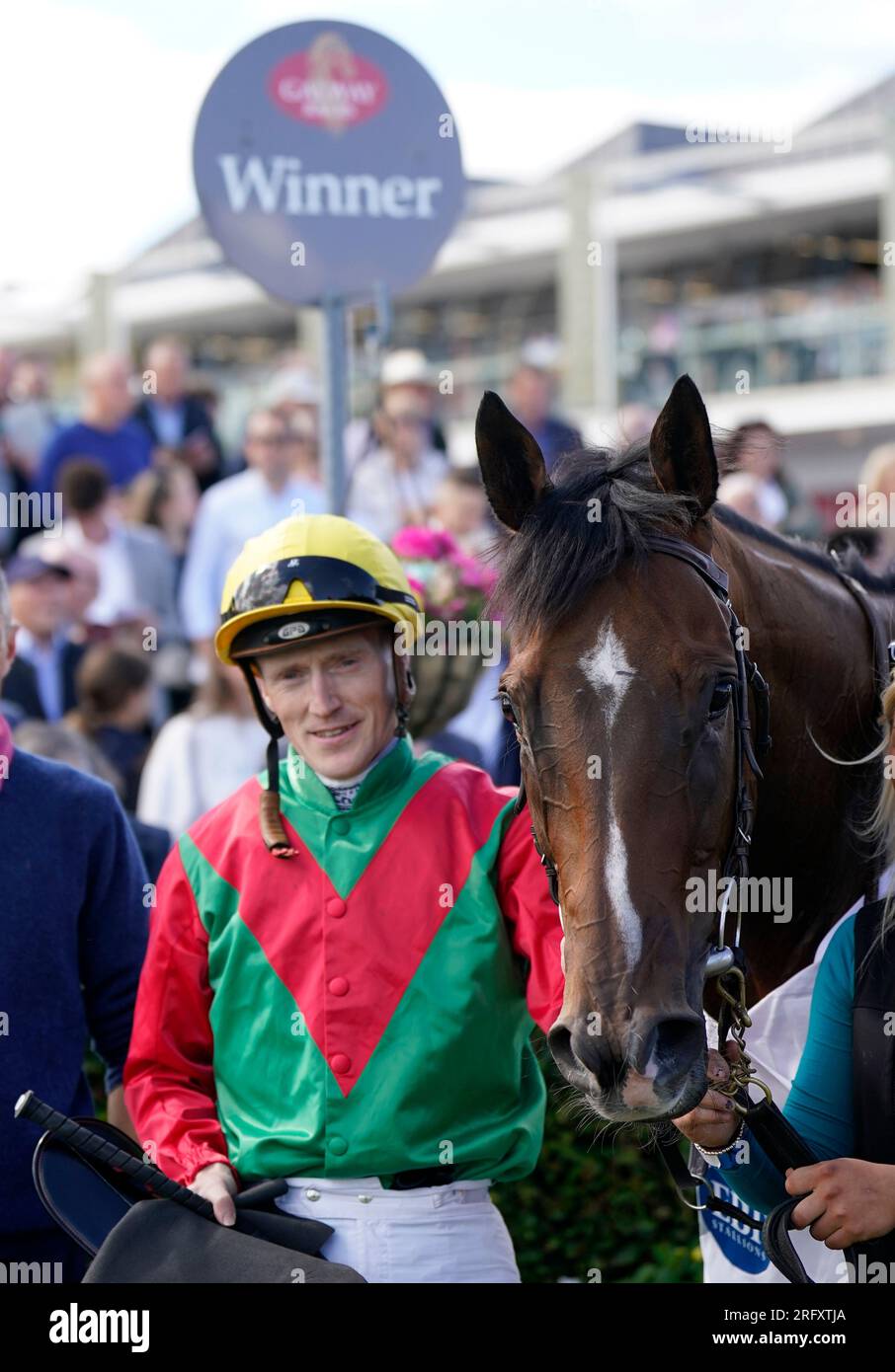 Dunum et le jockey William James Lee après avoir remporté l'Irish Stallion Farms EBF 'Ahonoora' handicap pendant la septième journée du Galway races Summer Festival à l'hippodrome de Galway. Date de la photo : dimanche 6 août 2023. Banque D'Images