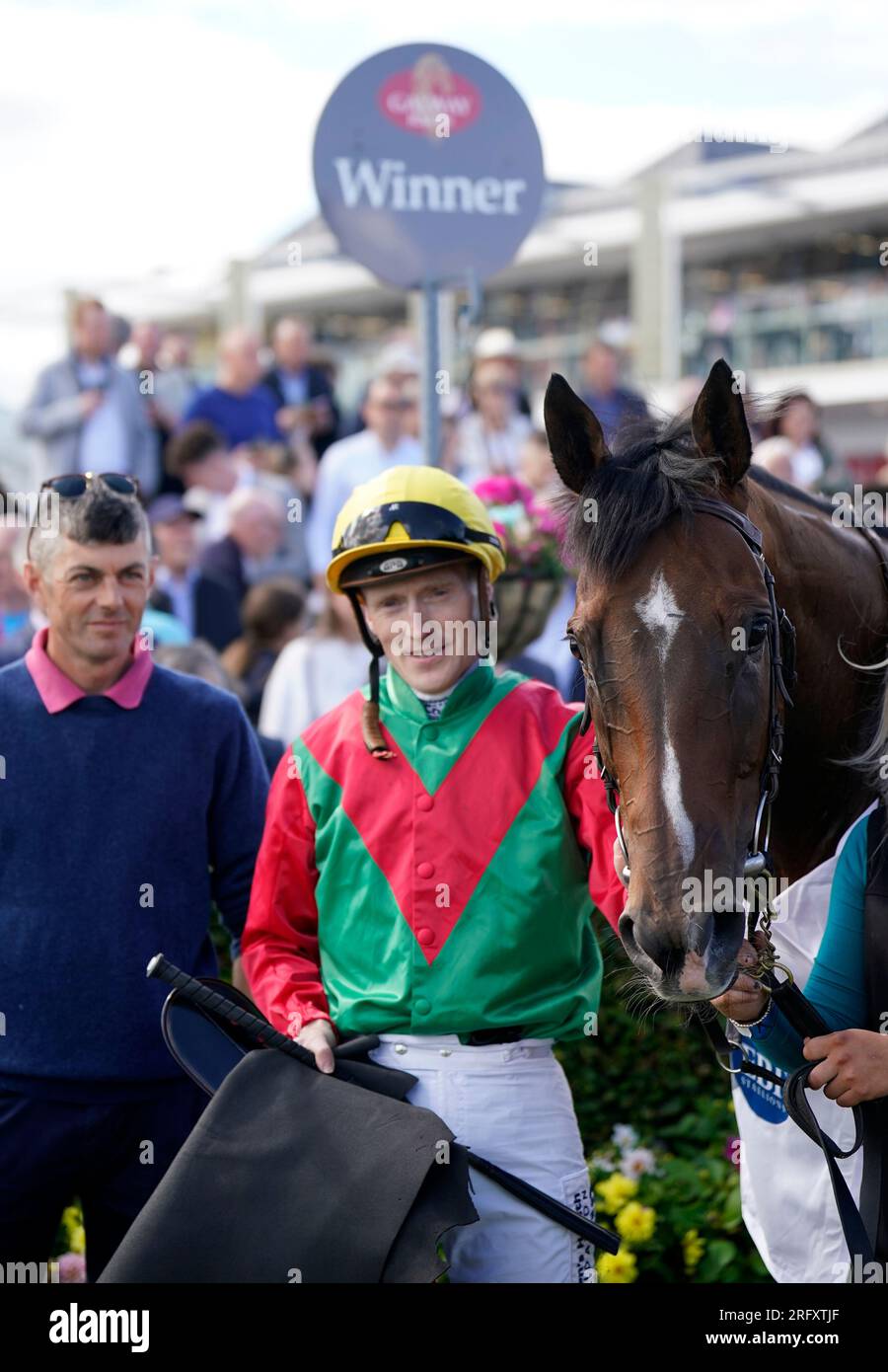 Dunum et le jockey William James Lee avec l'entraîneur adjoint Craig Bryson (à gauche) après avoir remporté l'Irish Stallion Farms EBF 'Ahonoora' handicap pendant la septième journée du Galway races Summer Festival à l'hippodrome de Galway. Date de la photo : dimanche 6 août 2023. Banque D'Images