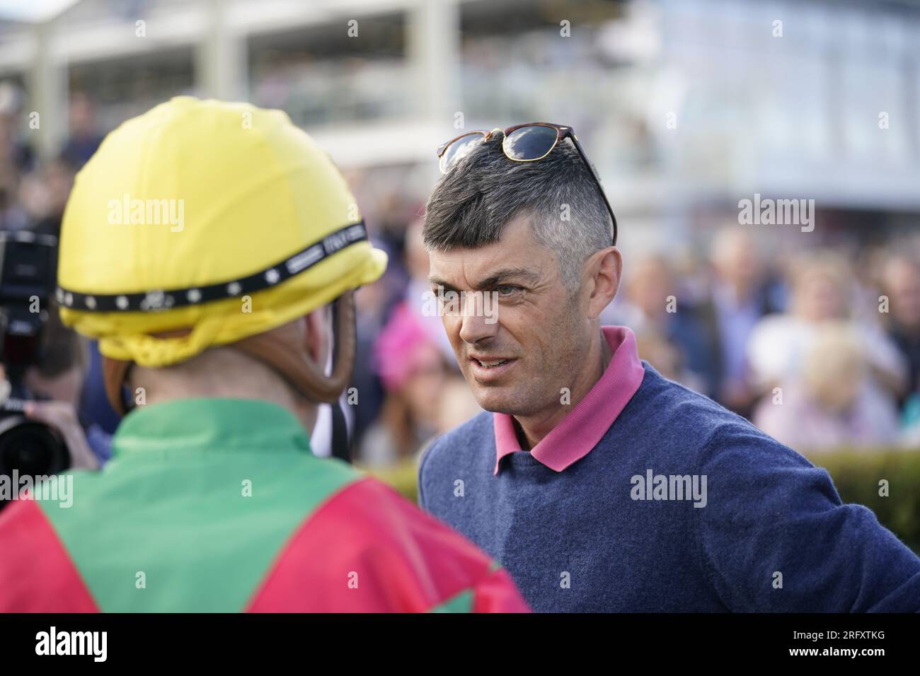 L'entraîneur adjoint Craig Bryson (à droite) parle avec le jockey William James Lee après que Dunum ait remporté l'Irish Stallion Farms EBF 'Ahonoora' handicap lors de la septième journée du Galway races Summer Festival à l'hippodrome de Galway. Date de la photo : dimanche 6 août 2023. Banque D'Images