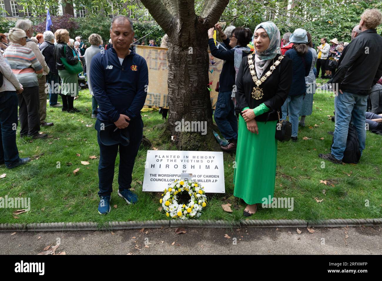 Londres, Royaume-Uni. 6 août 2023. La conseillère Nazma Rahman, qui est également maire de Camden, se joint au rassemblement de la Journée d’Hiroshima pour commémorer les victimes, principalement civiles, du largage de bombes nucléaires sur le Japon par les États-Unis pendant la Seconde Guerre mondiale. Organisé par des groupes pacifistes, dont le CND, cet événement annuel exige que les armes nucléaires soient totalement interdites. Crédit : Ron Fassbender/Alamy Live News Banque D'Images