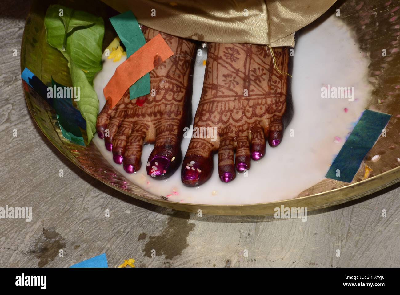 Image d'une mariée hindoue lavant les pieds pendant la cérémonie de mariage traditionnelle Banque D'Images