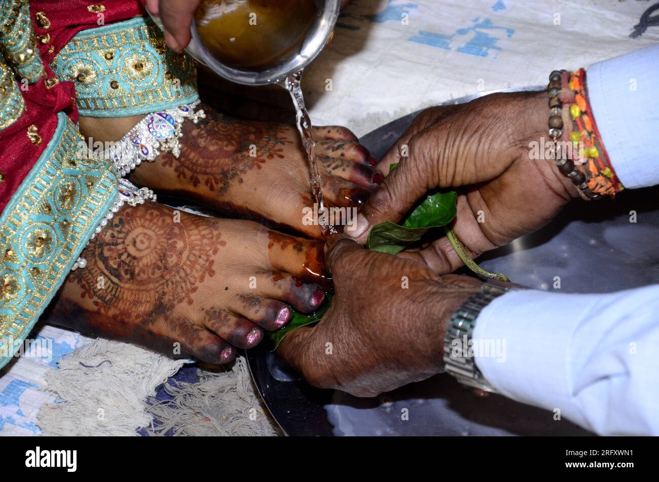 Image d'une mariée hindoue lavant les pieds pendant la cérémonie de mariage traditionnelle Banque D'Images