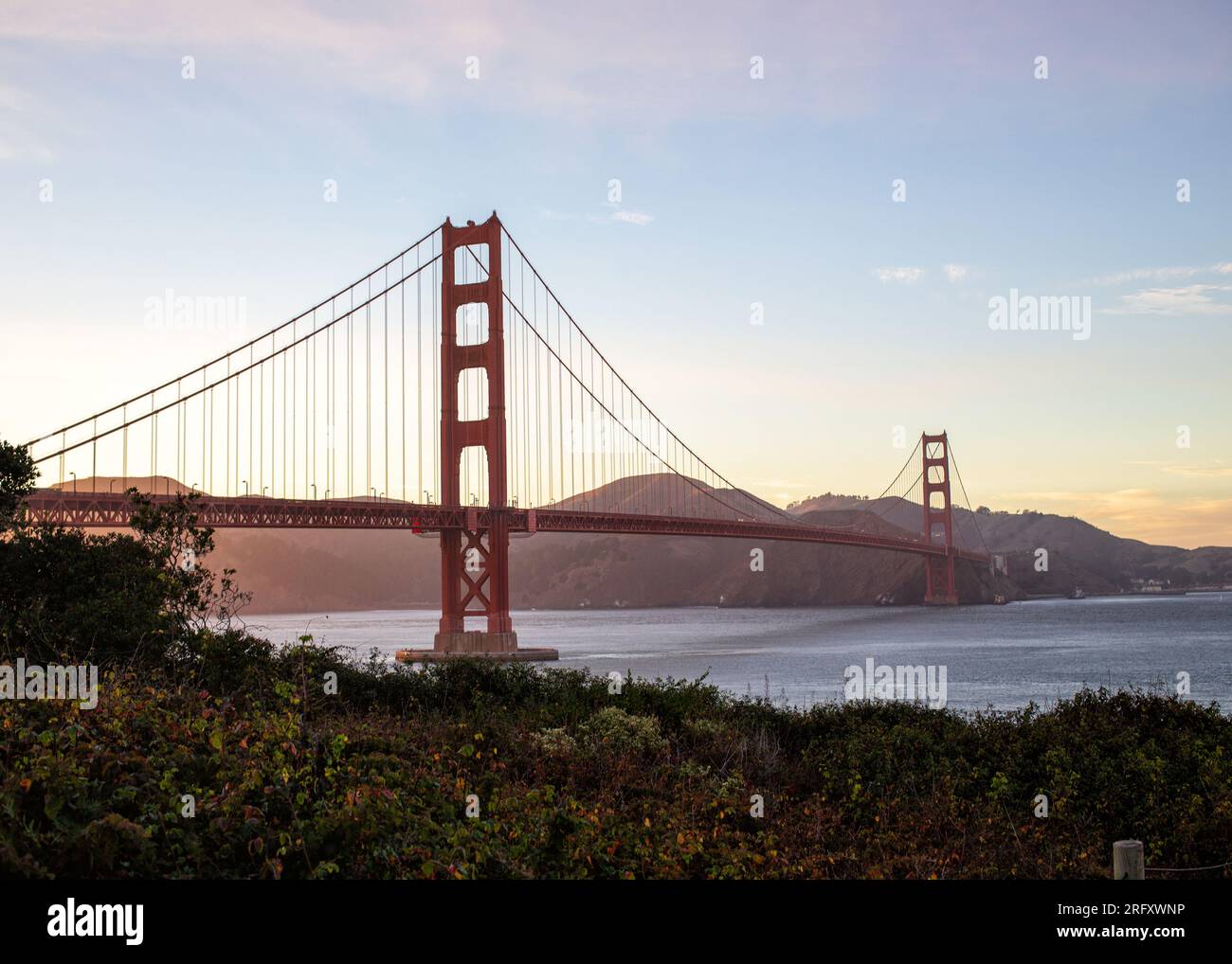 Capturez la beauté fascinante du Golden Gate Bridge, une merveille d'ingénierie qui orne la baie de San Francisco. Embrassez l'allure enchanteresse de ce b Banque D'Images