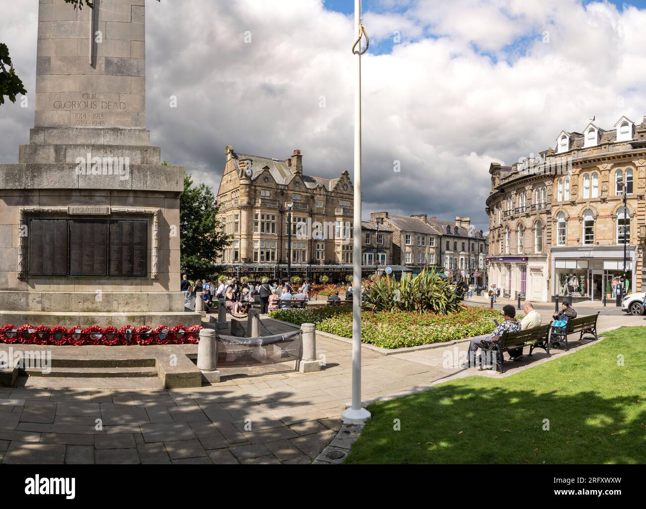 PROSPECT SQUARE, HARROGATE, ROYAUME-UNI - 6 AOÛT 2023. Extérieur panoramique de l'architecture victorienne de Prospect Square avec le mémorial de guerre et Betty's. Banque D'Images