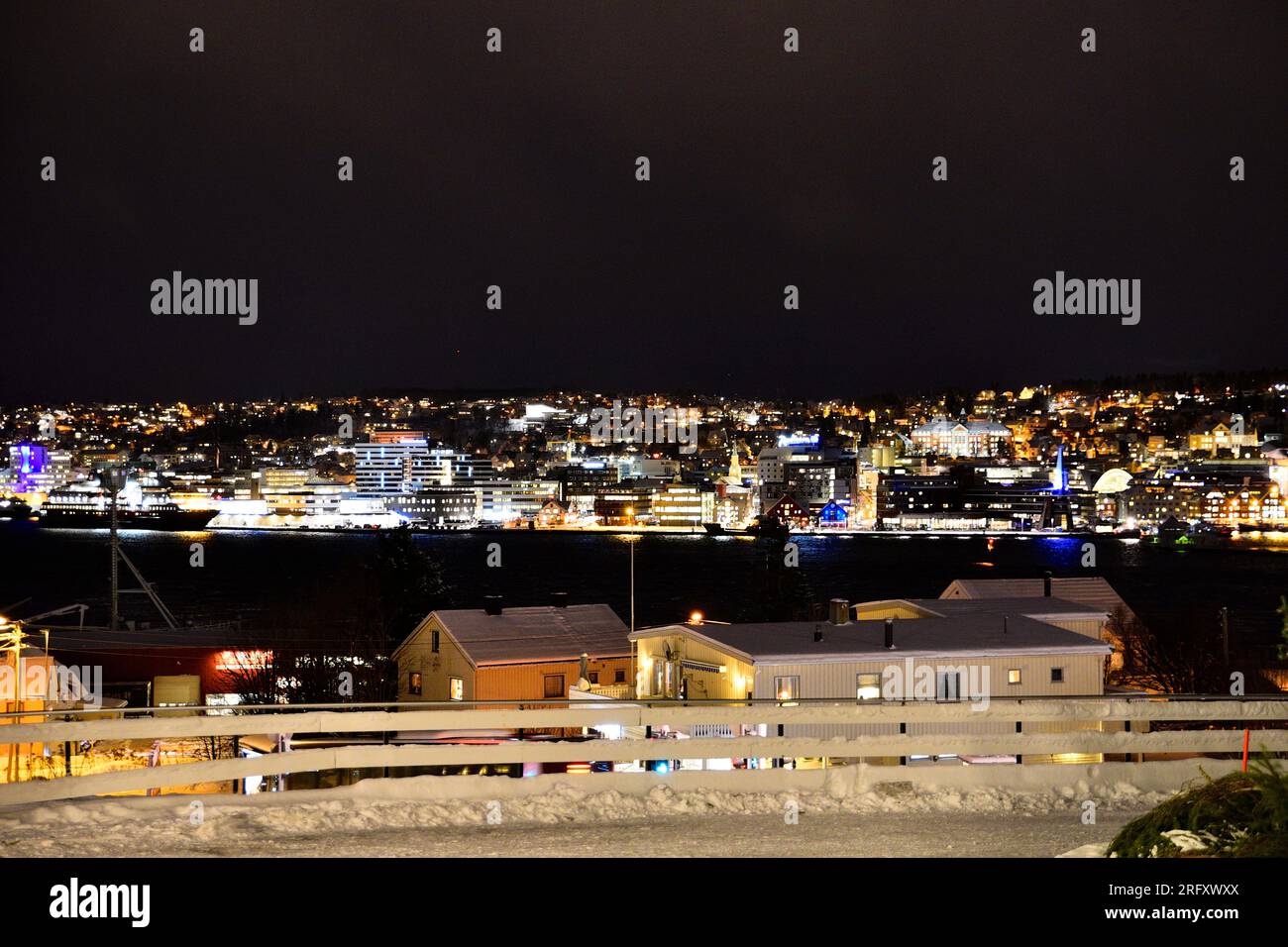 Horizon illuminé de Tromsø, Norvège, en hiver en fin d'après-midi Banque D'Images