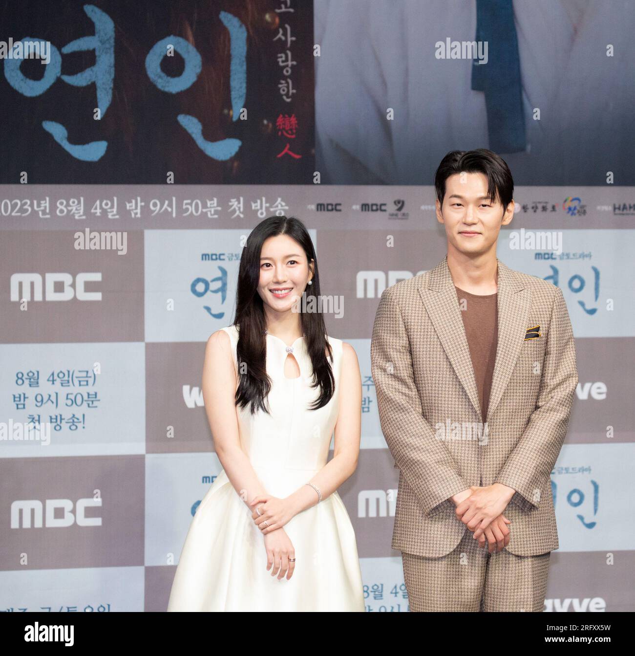 Lee Da-in et Lee Hak-Joo, 4 août 2023 : les acteurs Lee Da-in (L) et Lee Hak-Joo assistent à une conférence de presse pour la série télévisée MBC 'My Dearests' au MBC à Séoul, en Corée du Sud. Le nouveau drame tourne autour de deux amants lors de l'invasion Qing de Joseon au 17e siècle. Crédit : Lee Jae-won/AFLO/Alamy Live News Banque D'Images