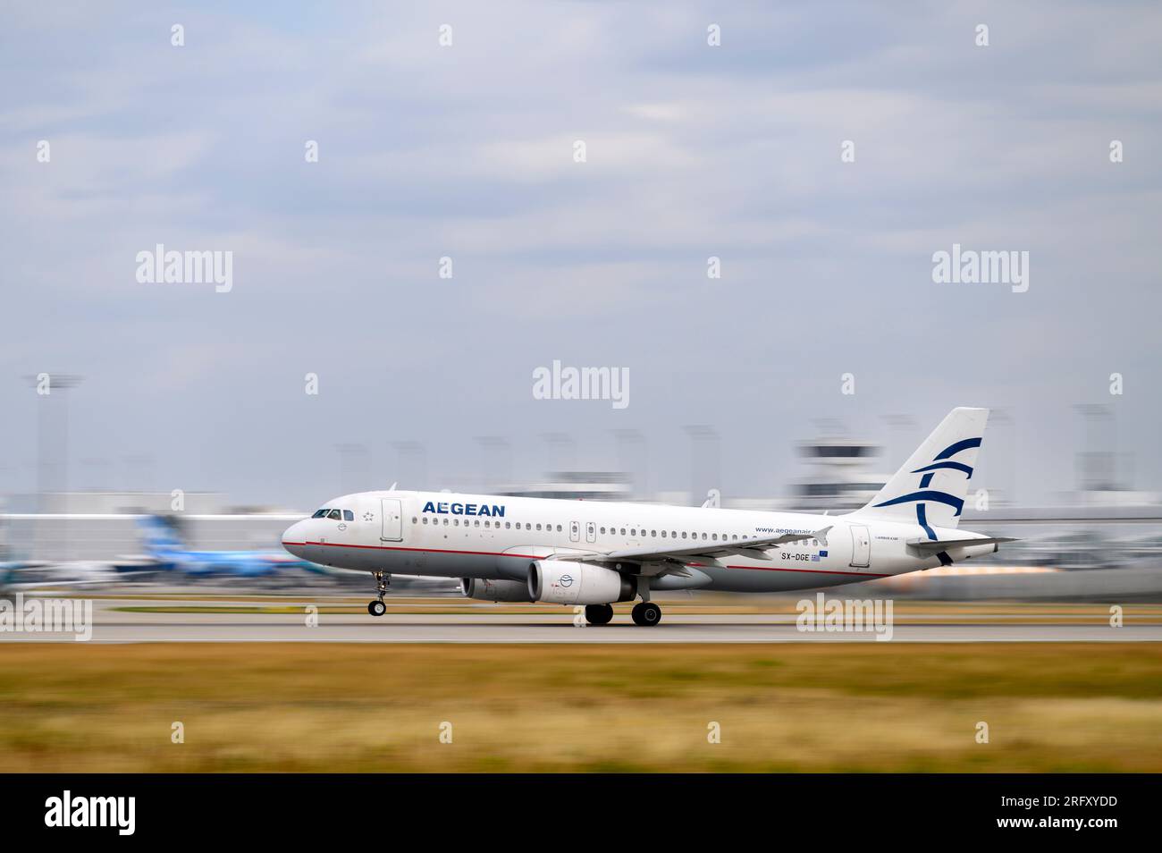 Munich, Allemagne - juillet 03. 2023 : Aegean Airlines Airbus A320-232 immatriculé SX-DGE part sur la piste sud 26L du Banque D'Images