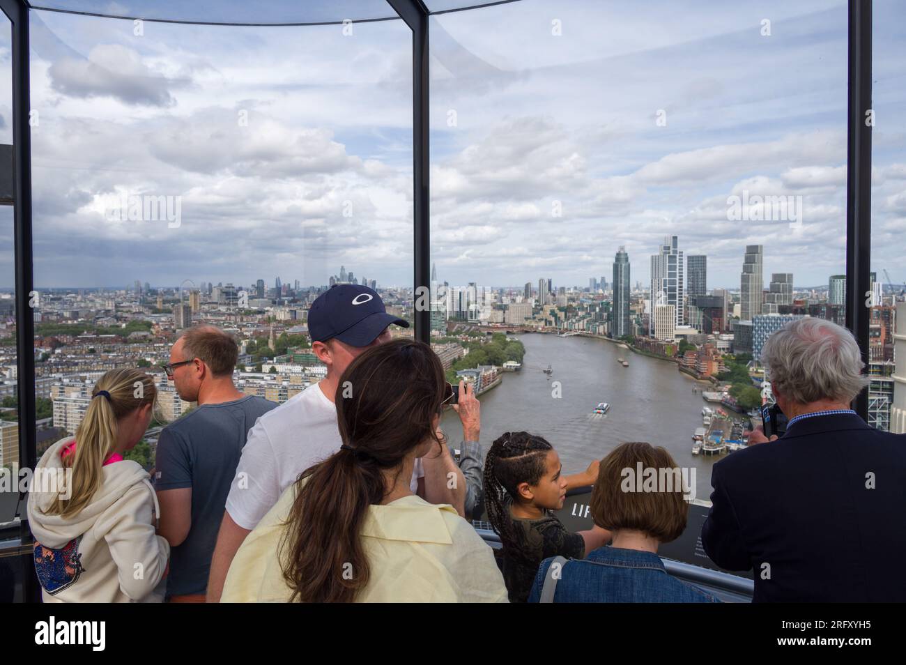 Les gens qui regardent Londres depuis le sommet de la centrale électrique de Battersea dans le cadre de l'expérience Lift 109, Londres, Royaume-Uni Banque D'Images