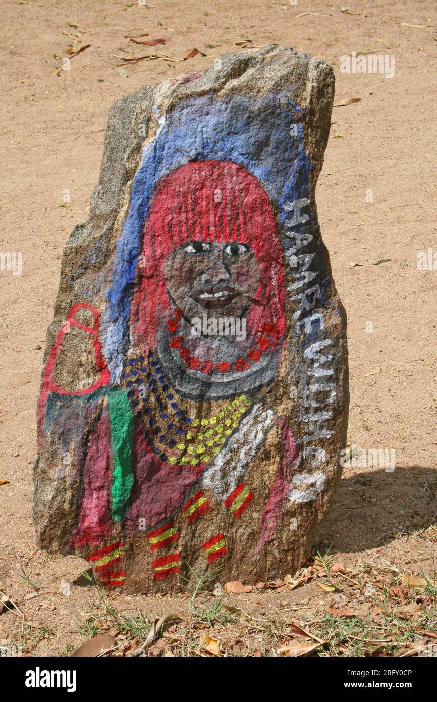 Les femmes Hamer ont décoré la pierre au camp Banque D'Images