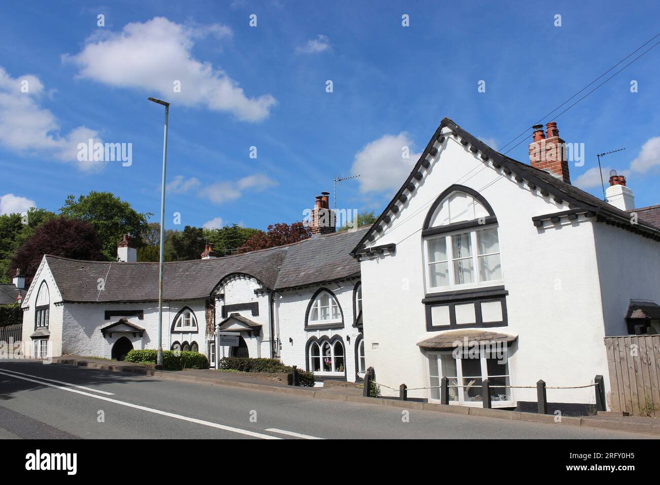 Cottages de style néo-gothique, construite dans le cadre de l'ex-Trevalyn estates Hall dans le village de Marford, Clwyd, Wrexham, Wales Banque D'Images