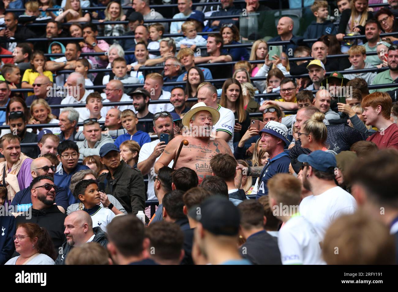 Tottenham Hotspur Stadium, Londres, Royaume-Uni. 6 août 2023. Pré-saison football friendly, Tottenham Hotspur contre Shakhtar Donetsk ; fan de Tottenham dirigeant les autres fans sur les chants de "Harry Kane, We Want You to Stay". Crédit : action plus Sports/Alamy Live News Banque D'Images