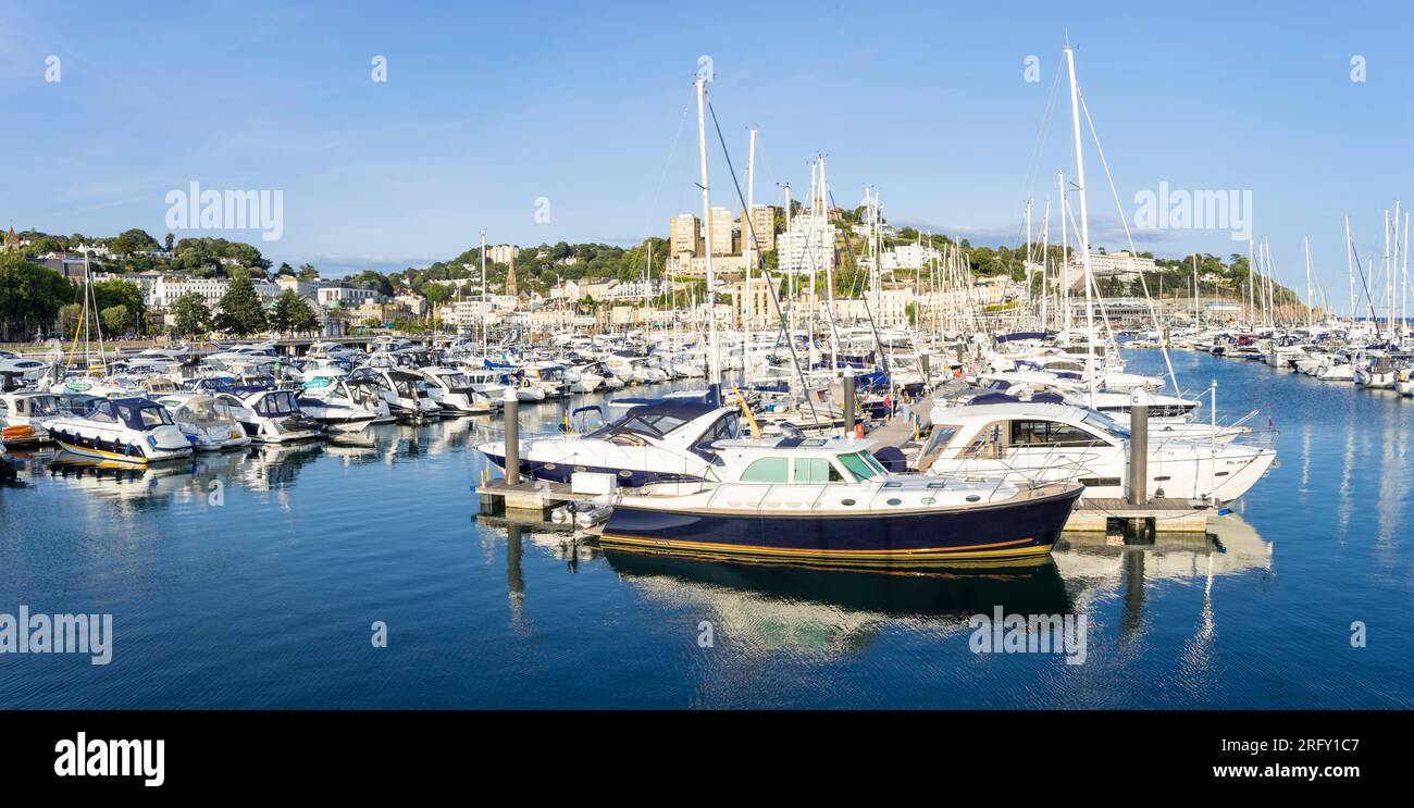 Torquay Devon Torbay Yachts et bateaux de luxe amarrés à Torquay Marina Torquay Devon Riviera anglaise Angleterre GB Europe Banque D'Images
