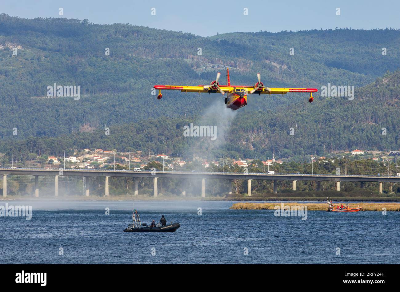 Viana do Castelo, Portugal - 21 août 2015 : avion Canadair décollant après remplissage d'eau sur la rivière Lima à Viana do Castelo, Portugal, alors que f Banque D'Images