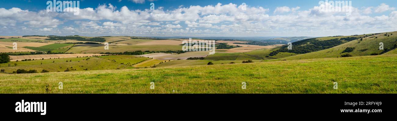Une vue imprenable regardant à peu près au nord-ouest d'au-dessus Kingston près de Lewes à travers l'étendue des Downs. Au loin sur la droite derrière le hi Banque D'Images