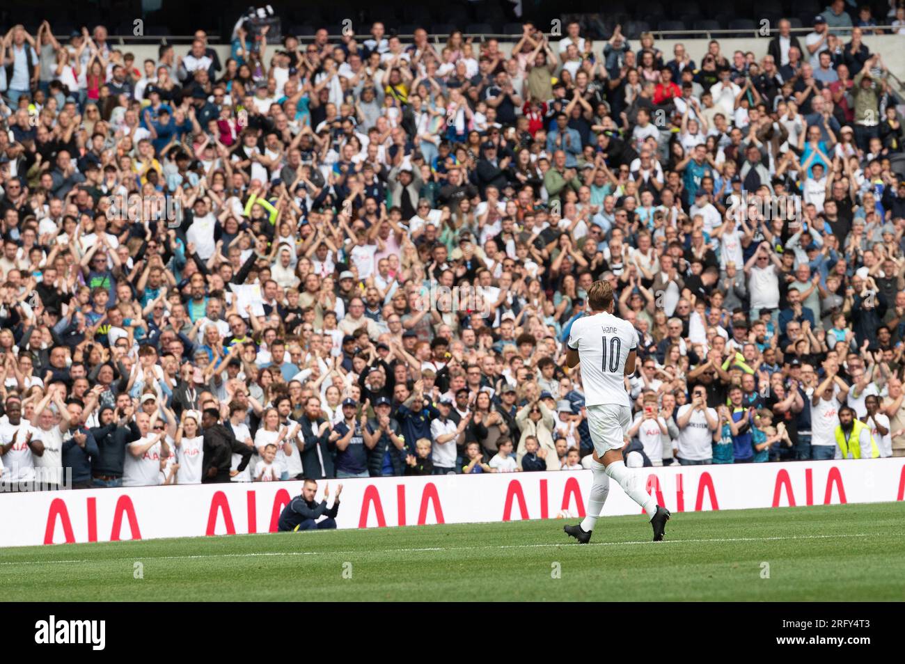 Harry Kane quitte le terrain lors du match amical de pré-saison entre Tottenham Hotspur et Shakhtar Donetsk au Tottenham Hotspur Stadium. Banque D'Images Harry Kane quitte le terrain lors du match amical de pré-saison entre Tottenham Hotspur et Shakhtar Donetsk au Tottenham Hotspur Stadium. Banque D'Images