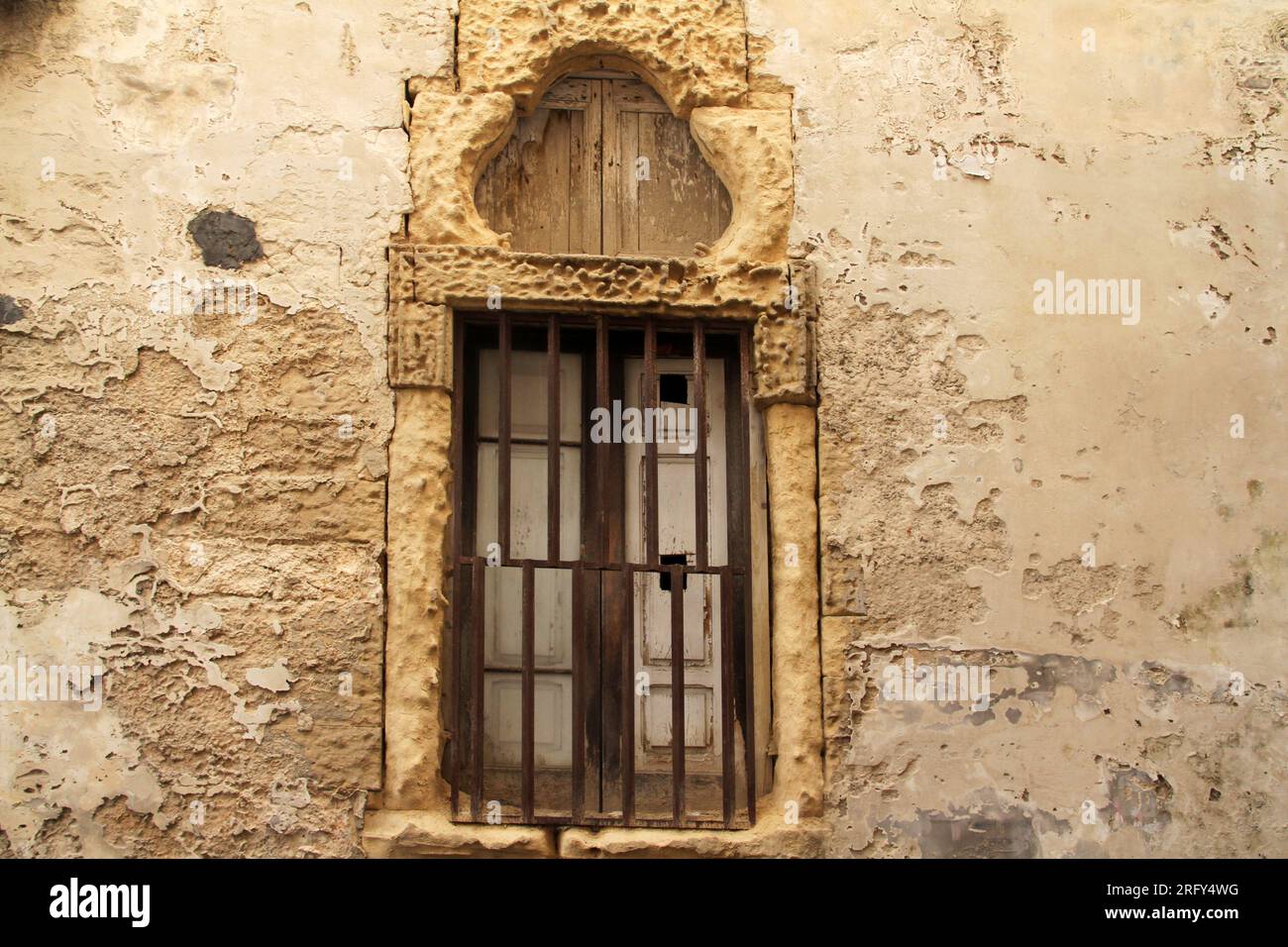 Fenêtre d'un ancien bâtiment dans le centre historique de Lecce, Italie Banque D'Images