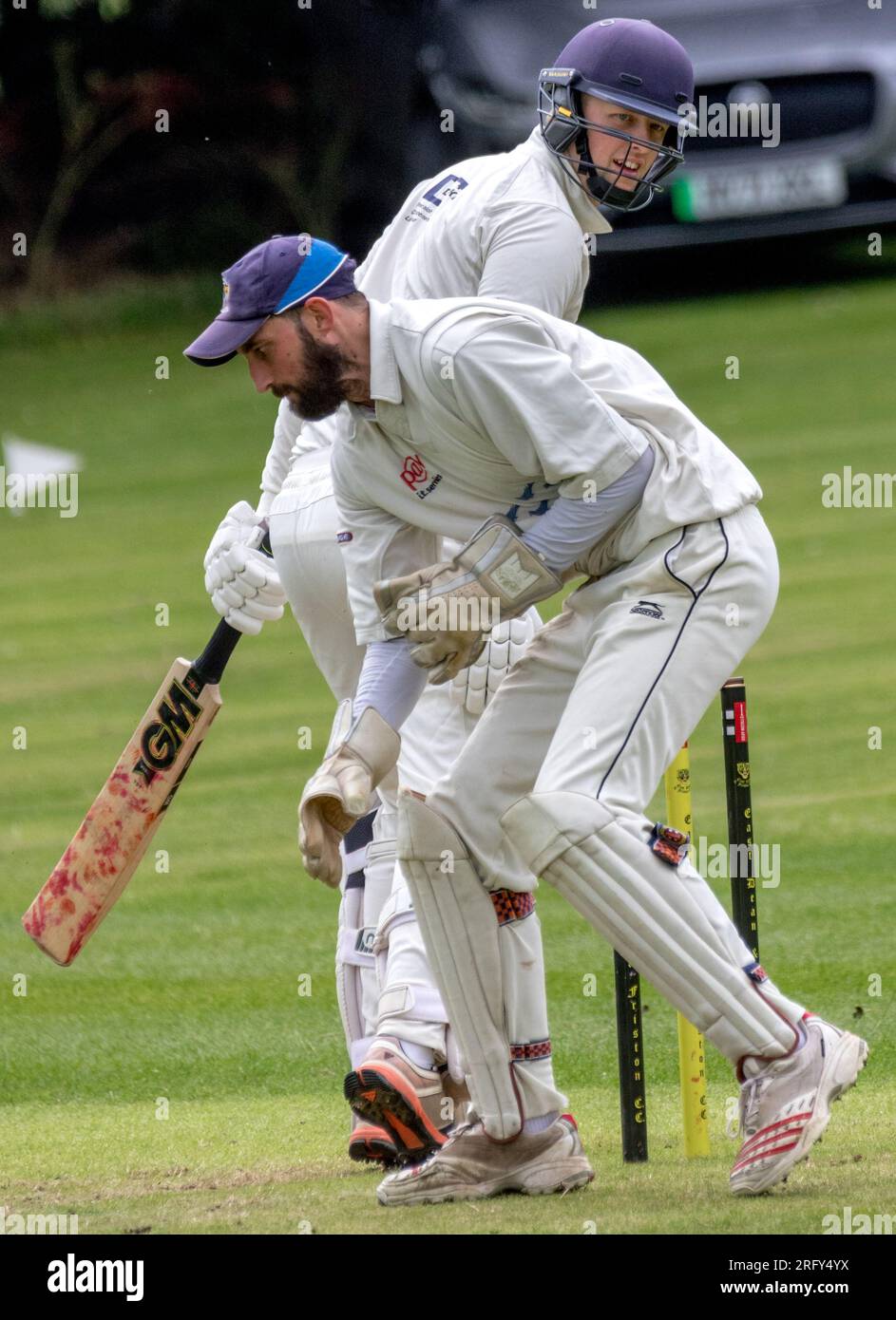 East Dean et Friston Cricket club, East Sussex, Royaume-Uni. 6 août 2023. Famille, amis et joueurs passés et présents se sont réunis pour prendre part à un match commémoratif en souvenir de leur défunt capitaine de club et homme d'affaires local Neil Gamble, décédé subitement en février à l'âge de 46 ans. Un ancien joueur a décrit Neil comme un homme pour qui le bien-être et le soutien des membres du club étaient aussi importants et indissociables de l'éthique du club que le sport lui-même. Neil au-delà d'être un membre respecté de la communauté de cricket croyait en donner aux jeunes la possibilité dans leur vie de trouver direction et fr Banque D'Images