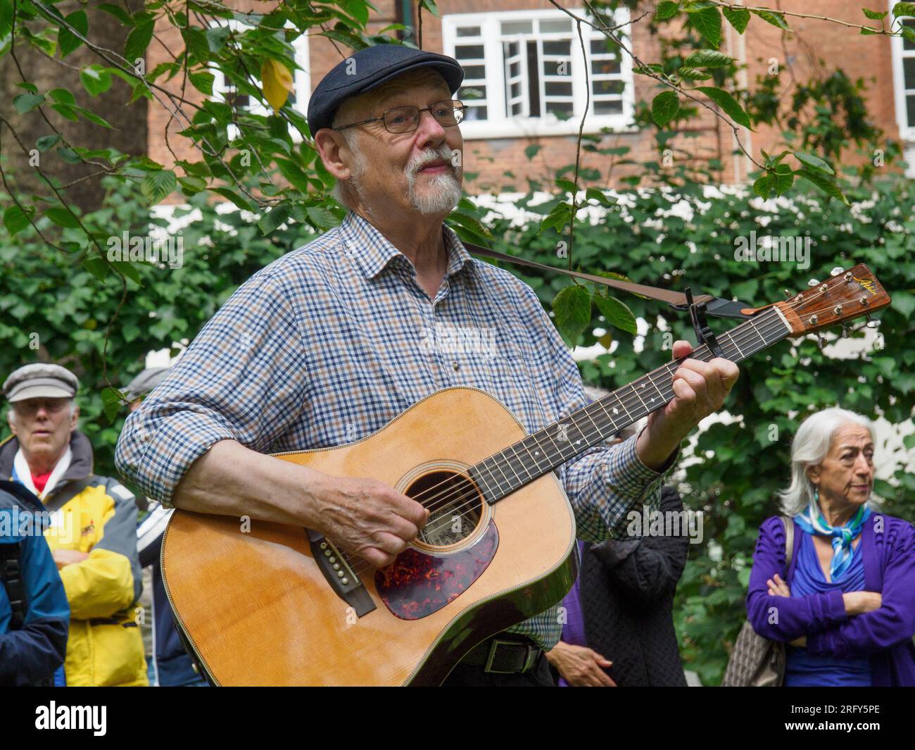 Londres, Royaume-Uni. 6 août 2023 Hugh Goodachre joue de la guitare et chante. 78 ans après que les États-Unis ont explosé des bombes atomiques dans les villes japonaises d’Hiroshima et de Nagaski, le CND londonien s’est réuni au cerisier d’Hiroshima sur la place Tavistock pour se souvenir des plus de 350 000 personnes tuées immédiatement ou qui sont mortes des bombardements dans les mois suivants. Les intervenants ont appelé le gouvernement britannique à abandonner les armes nucléaires et à signer le traité de l'ONU interdisant les armes nucléaires. Peter Marshall/Alamy Live News. Banque D'Images