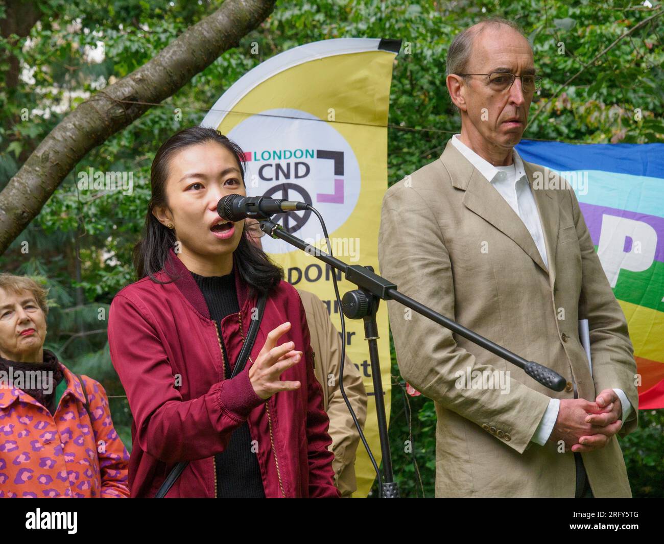 Londres, Royaume-Uni. 6 août 2023. Michael Mears & Riko Nakazono interprètent un extrait de « The Mistake » basé sur Leo Szilard qui a réalisé le potentiel des réactions nucléaires en chaîne en traversant une rue voisine. 78 ans après que les États-Unis ont explosé des bombes atomiques dans les villes japonaises d’Hiroshima et de Nagaski, le CND londonien s’est réuni au cerisier d’Hiroshima sur la place Tavistock pour se souvenir des plus de 350 000 personnes tuées immédiatement ou qui sont mortes des bombardements dans les mois suivants. Les intervenants ont appelé le gouvernement britannique à abandonner les armes nucléaires et à signer le traité de l'ONU interdisant les armes nucléaires. Peter Marshall/Alamy Banque D'Images