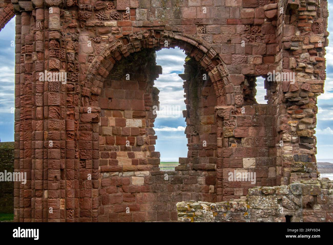 Partie des ruines du prieuré de Lindisfarne sur Holy Island Banque D'Images