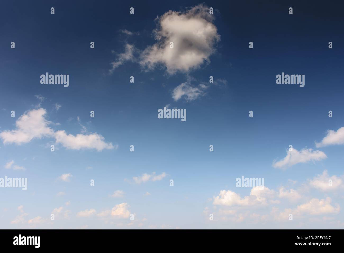 arrière-plan de prévisions météorologiques ensoleillées. ciel bleu avec nuages blancs au-dessus de l'horizon dans la lumière du matin Banque D'Images