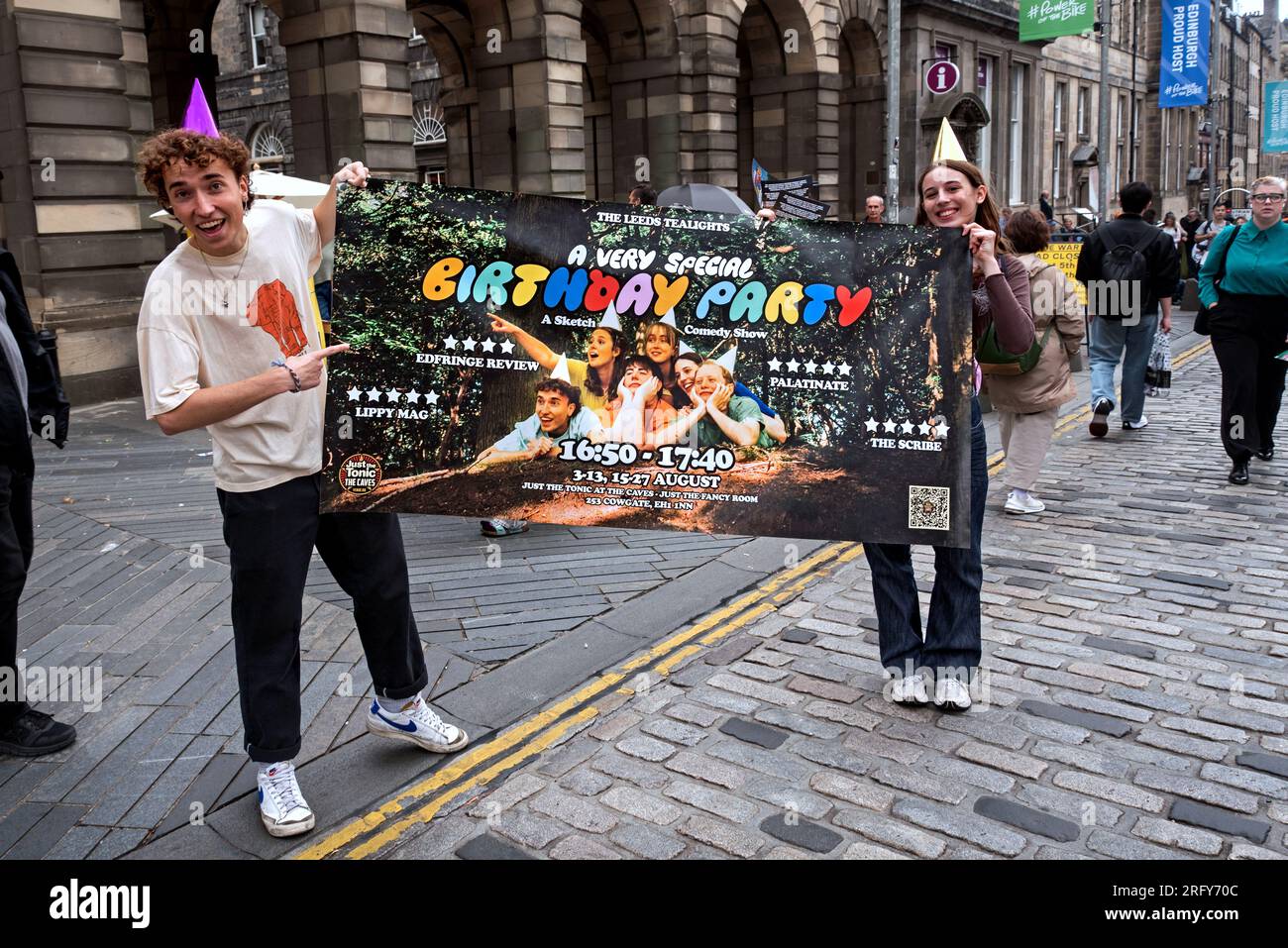 Les membres des Leeds Tealights font la promotion de leur émission, 'A Very Special Birthday Party' sur le Royal Mile, à Édimbourg, en Écosse, au Royaume-Uni. Banque D'Images