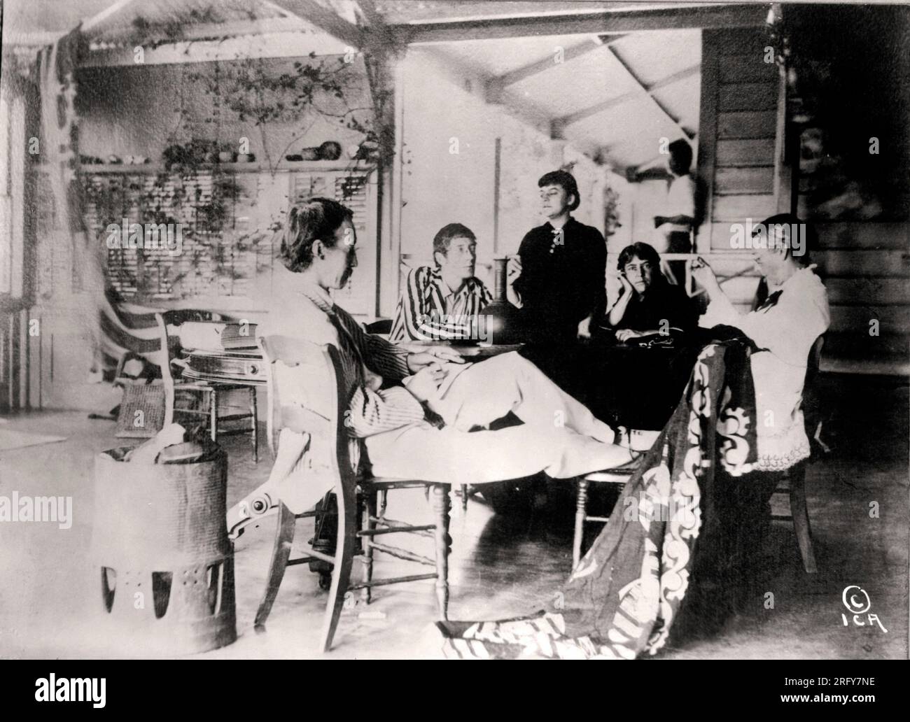 Robert Louis Stevenson avec sa famille assis autour de la table à la maison dans les îles Hawaï Banque D'Images