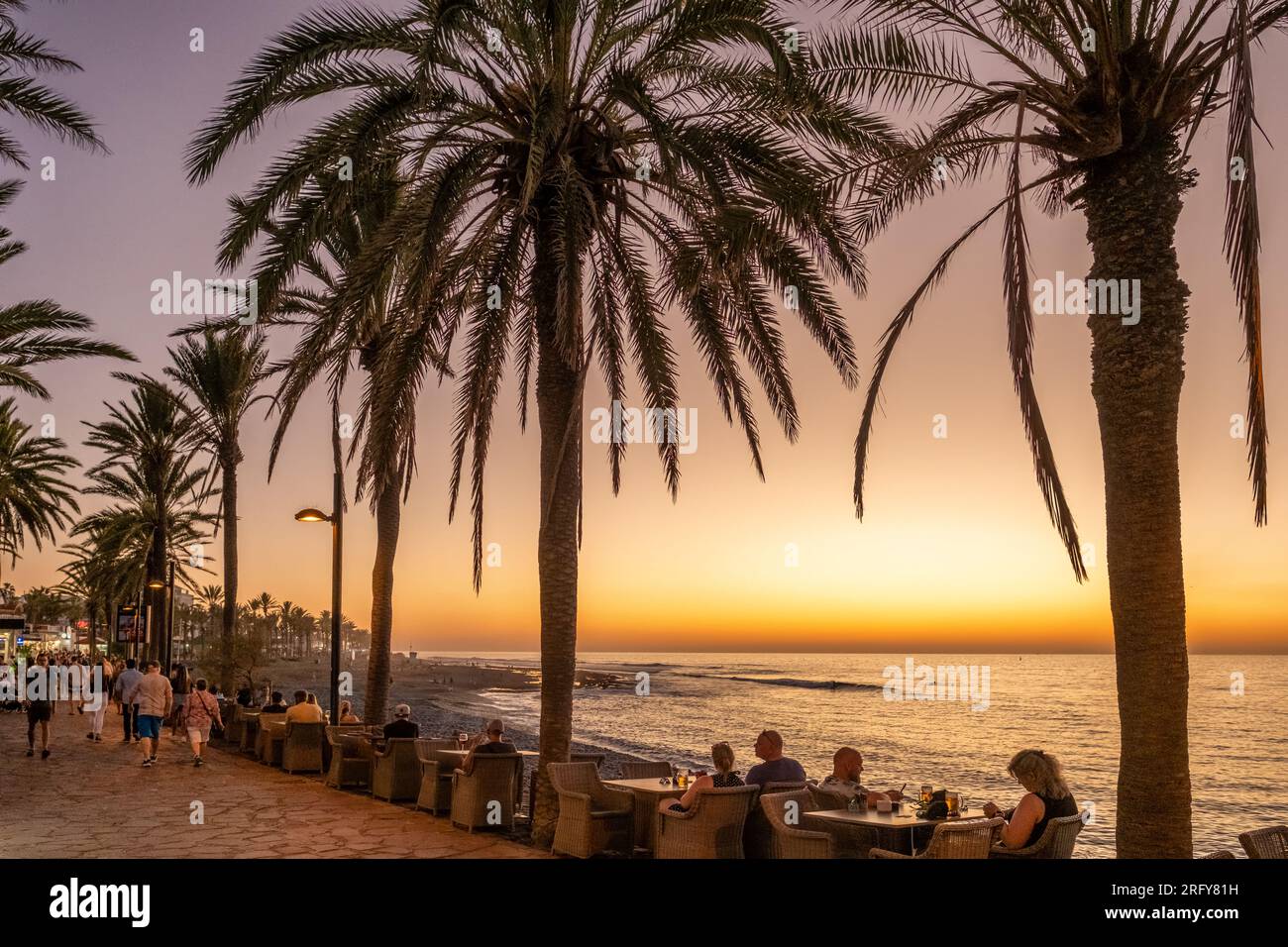 Front de mer de la ville de Costa Adeje près de la plage Las Americas à Tenerife, Espagne Banque D'Images