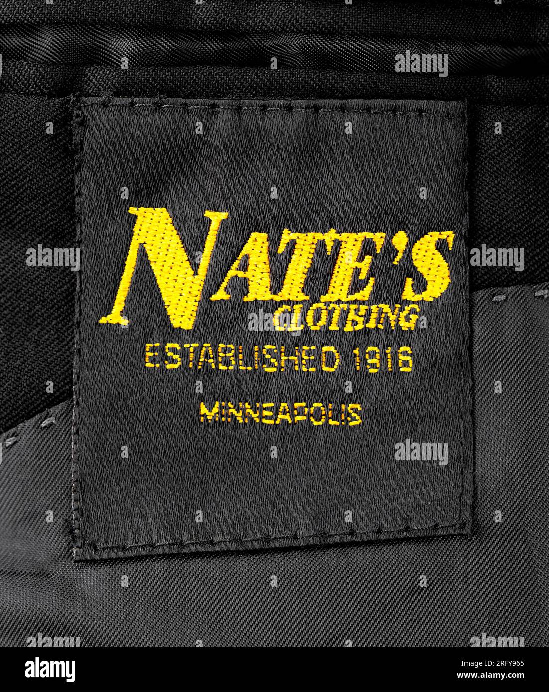 Étiquette Nate’s Clothing cousue à l’intérieur d’un manteau de costume en laine noire sur mesure. Nate's était une entreprise familiale de Minneapolis fondée par Nathan Witebsky en 1916. Banque D'Images
