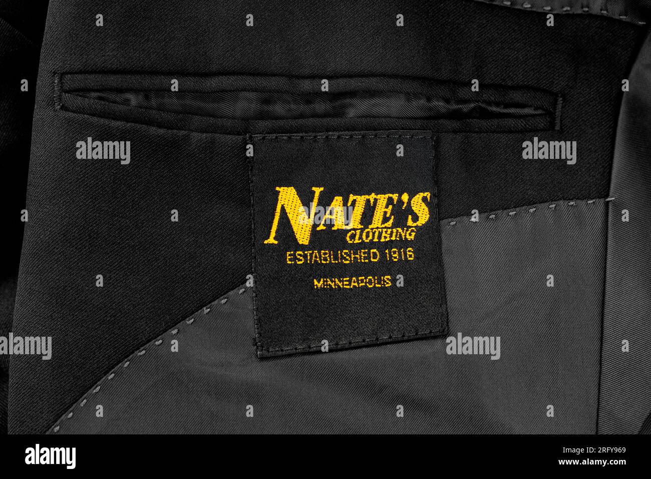 Étiquette Nate’s Clothing cousue à l’intérieur d’un manteau de costume en laine noire sur mesure. Nate's était une entreprise familiale de Minneapolis fondée par Nathan Witebsky en 1916. Banque D'Images