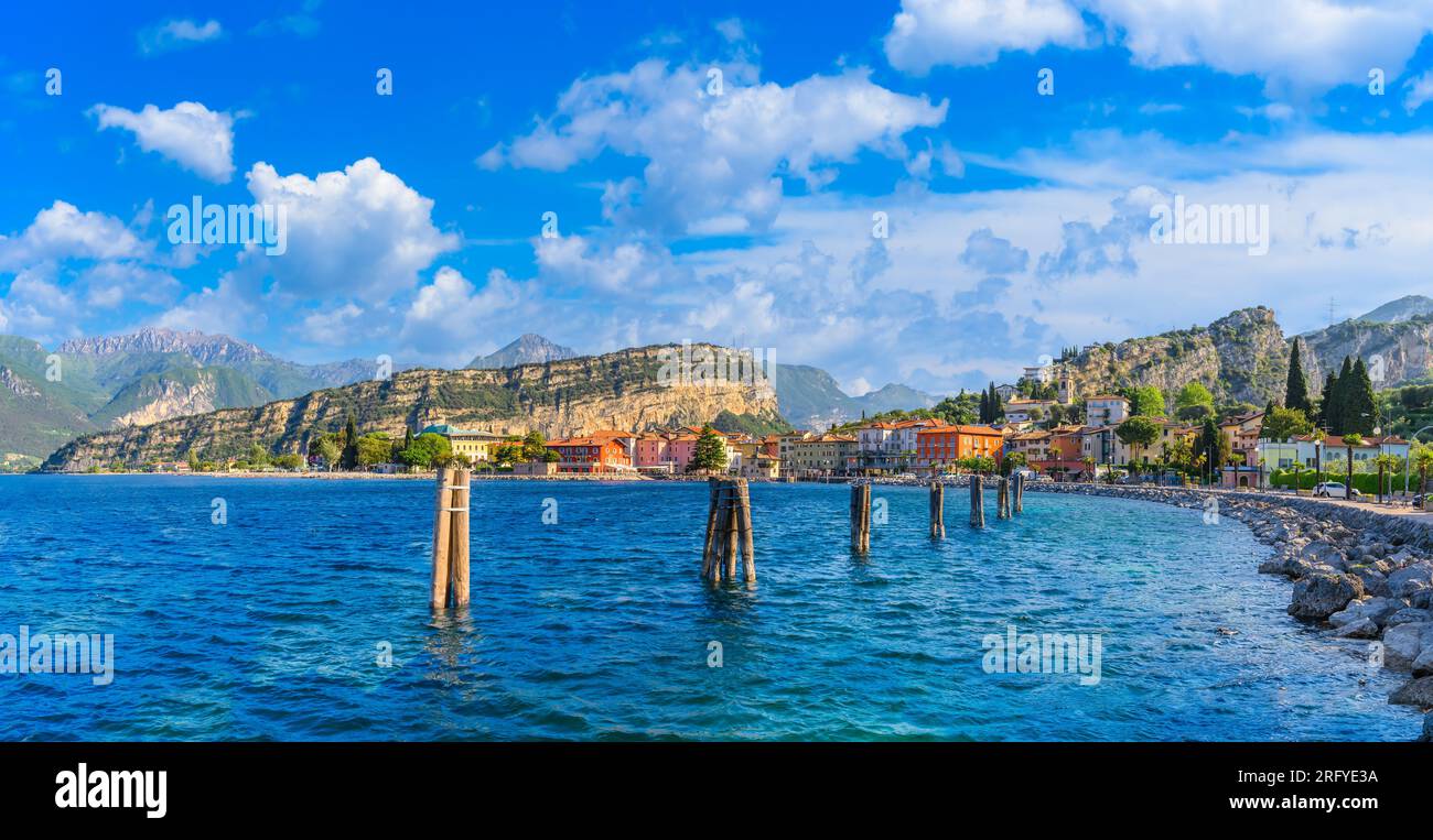 Paysage avec la côte nord du lac de Garde, Italie Banque D'Images