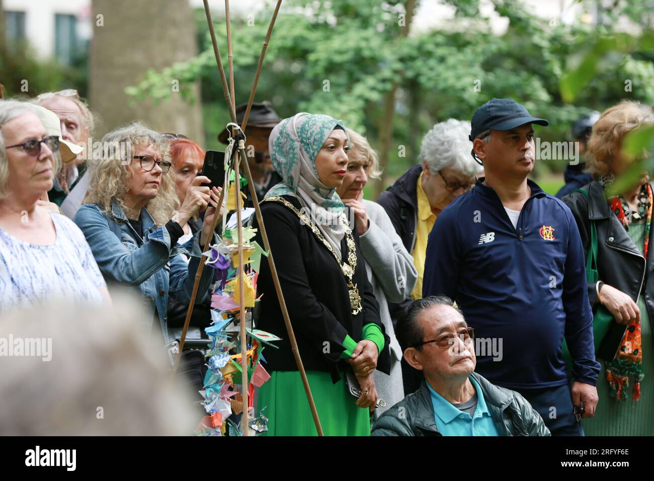 Londres, Royaume-Uni. 06 août 2023. Conseillère Nazma Rahman (maire de Camden). Hiroshima Day commémore les victimes des bombes atomiques américaines larguées sur le Japon pendant la Seconde Guerre mondiale L'événement Hiroshima Remembered à Tavistock Square a été organisé par la campagne de Londres pour le désarmement nucléaire (CND). Réunis lors de cet événement annuel, ils appellent à une interdiction complète des armes nucléaires. Crédit : Waldemar Sikora/Alamy Live News Banque D'Images