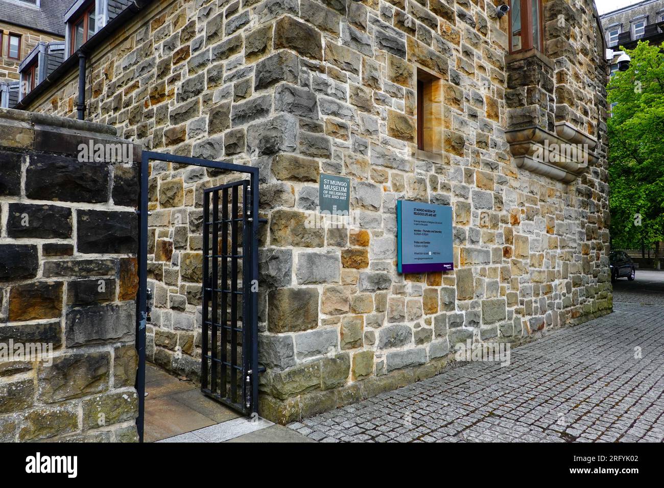 Entrée, St Mungo Museum of Religious Life and Art, musée public, Glasgow, Écosse, Royaume-Uni. Banque D'Images