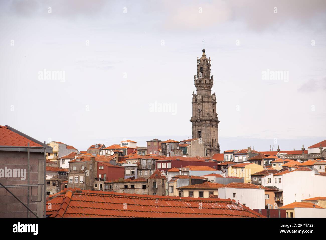 Paysages pittoresques de Porto : une tapisserie de charme urbain et d'allure riveraine, où l'histoire, la culture et la beauté s'unissent dans chaque scène Banque D'Images