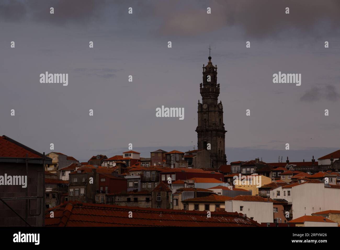 Paysages pittoresques de Porto : une tapisserie de charme urbain et d'allure riveraine, où l'histoire, la culture et la beauté s'unissent dans chaque scène Banque D'Images