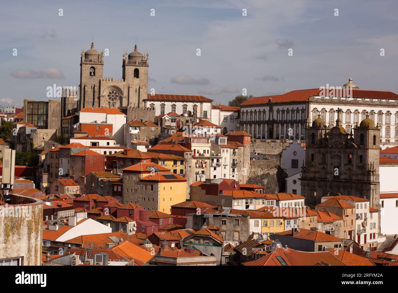 Paysages pittoresques de Porto : une tapisserie de charme urbain et d'allure riveraine, où l'histoire, la culture et la beauté s'unissent dans chaque scène Banque D'Images