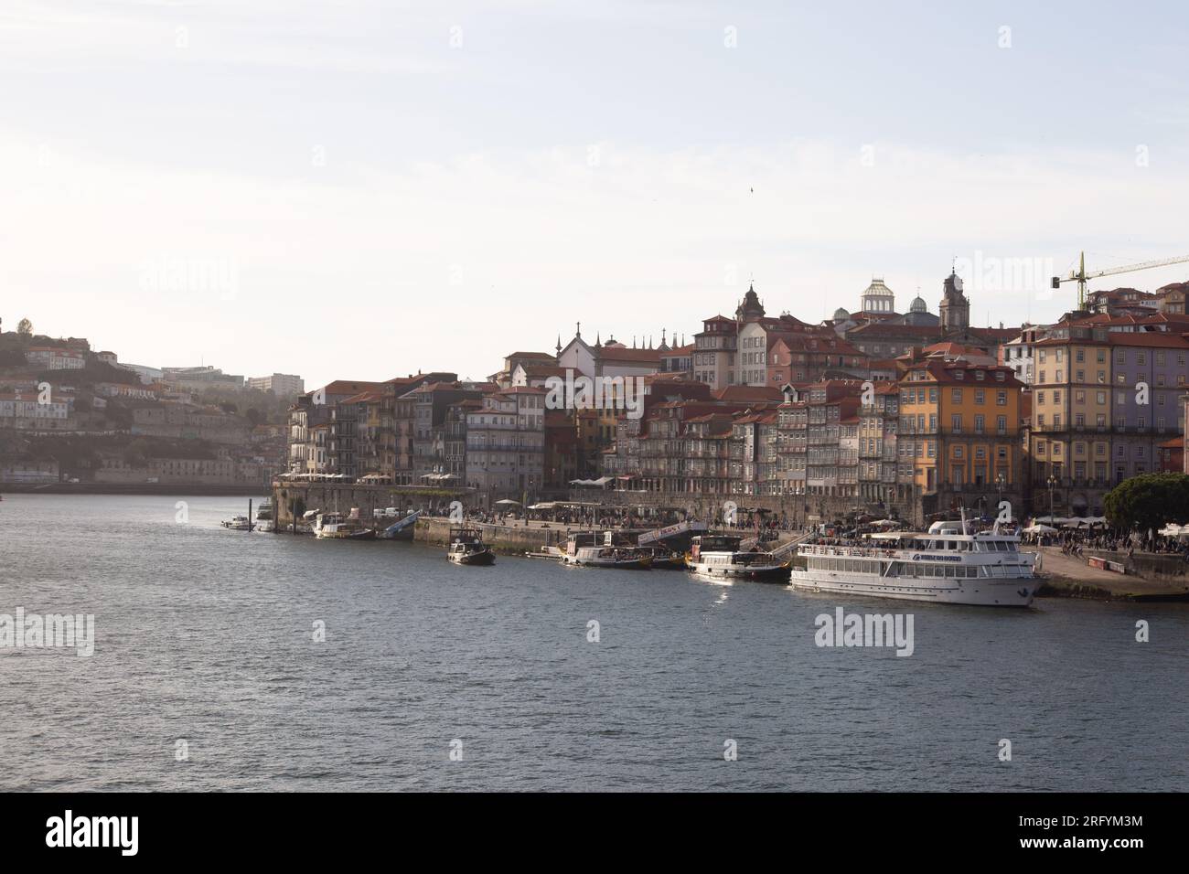 Paysages pittoresques de Porto : une tapisserie de charme urbain et d'allure riveraine, où l'histoire, la culture et la beauté s'unissent dans chaque scène Banque D'Images