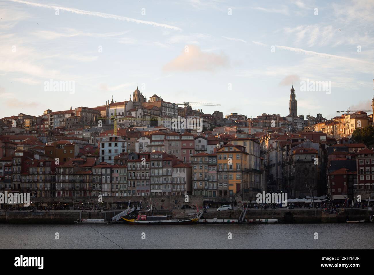 Paysages pittoresques de Porto : une tapisserie de charme urbain et d'allure riveraine, où l'histoire, la culture et la beauté s'unissent dans chaque scène Banque D'Images