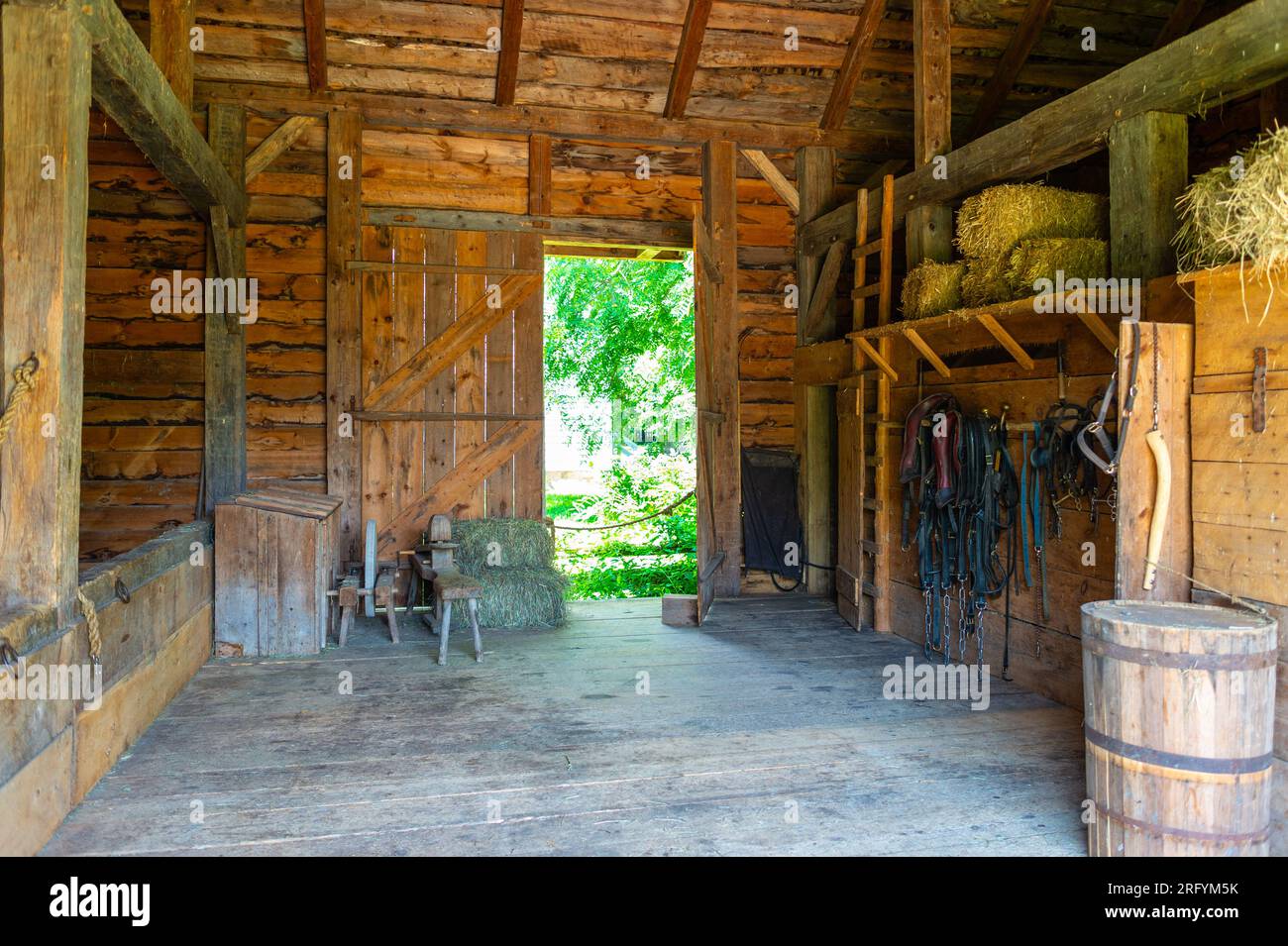 L'un des premiers bâtiments du village, cette maison est un survivant des nombreuses maisons en rondins à une seule pièce construites par les loyalistes le long du fleuve Banque D'Images