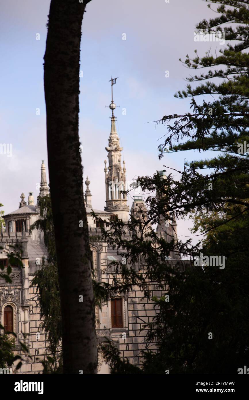 Mélange captivant d'architecture gothique complexe et d'histoire riche à Quinta da Regaleira, un Trésor intemporel de Sintra, au Portugal Banque D'Images