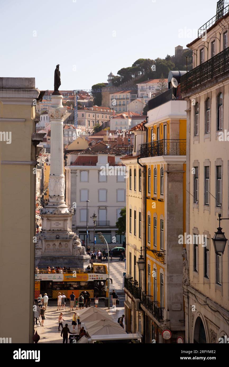 Promenez-vous dans les charmantes rues de Lisbonne, où chaque coin de rue dévoile des merveilles architecturales et des attractions emblématiques, capturant l'esprit vibrant de la ville Banque D'Images