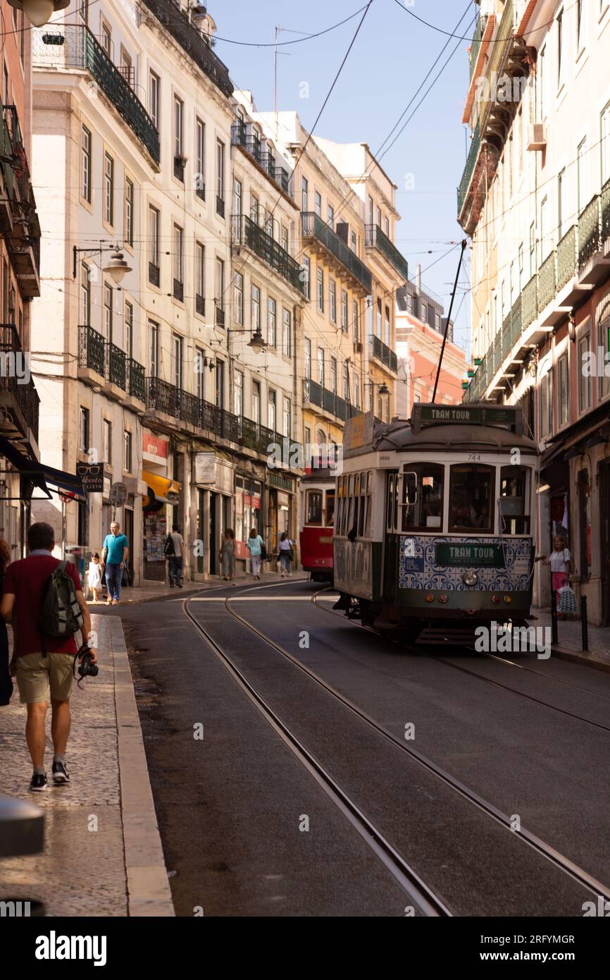 L'allure intemporelle du Bairro Alto avec ses tramways emblématiques : un mélange coloré d'histoire et de vitalité moderne dans les charmantes rues de Lisbonne Banque D'Images