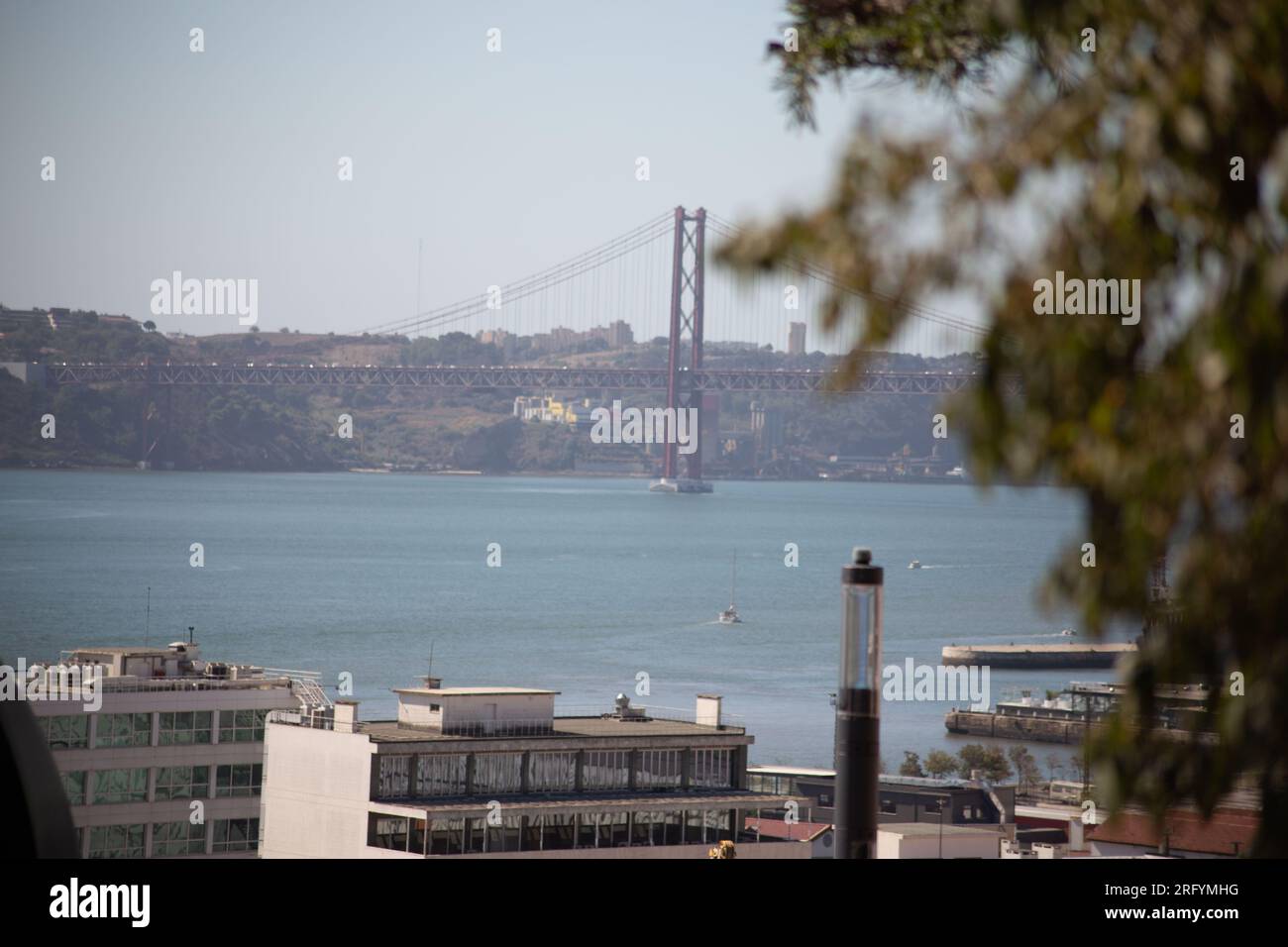 Pont de Lisbonne 25 de Abril : une icône saisissante reliant la ville et le ciel, enjambant le Tage avec éclat architectural Banque D'Images