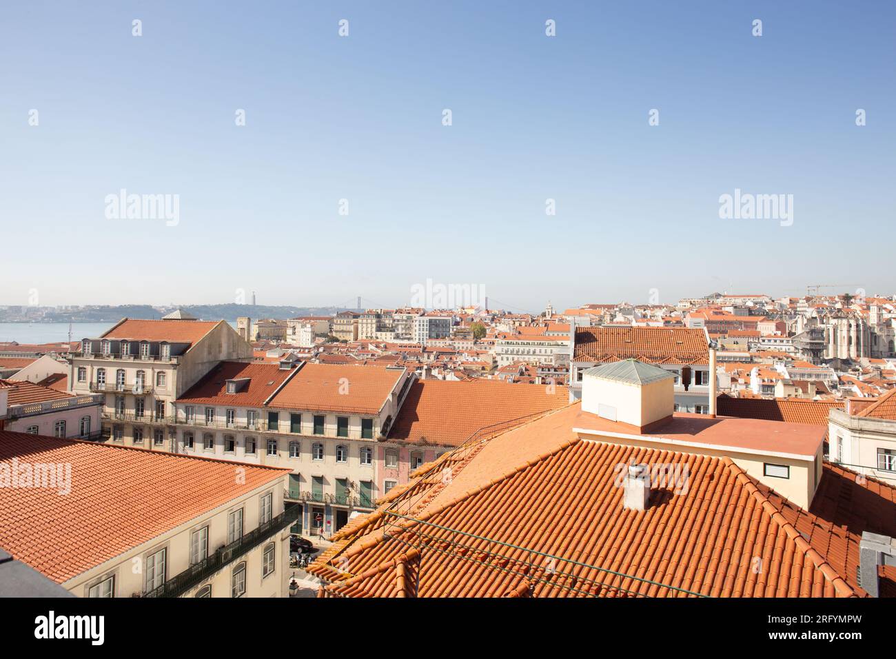 Captivante Lisbonne vue d'en haut : les escapades sur le toit dévoilent le cœur de la ville, mêlant charme historique, vibrations urbaines et scènes de rue vibrantes Banque D'Images