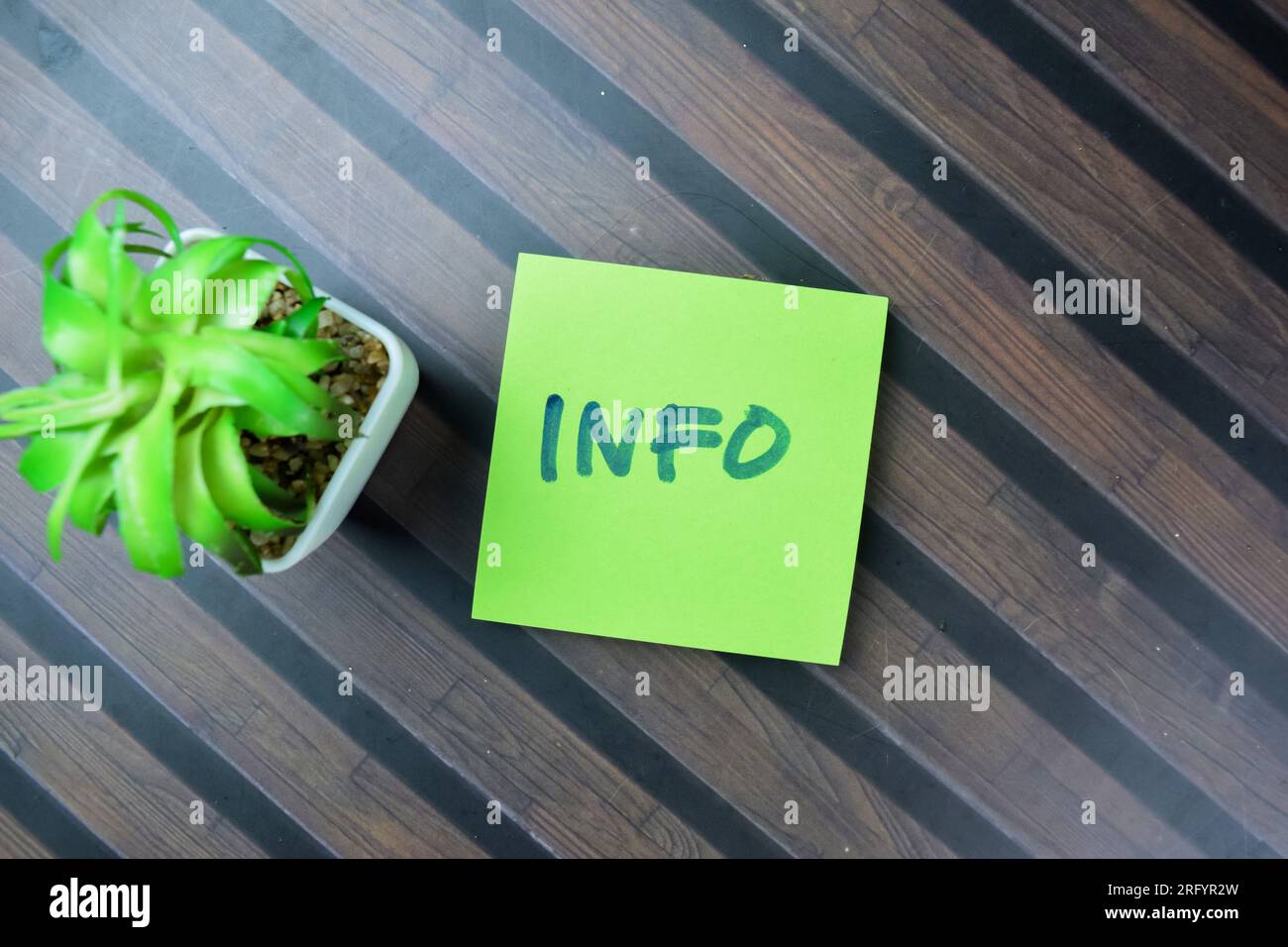 Concept d'Info écrire sur des notes adhésives isolées sur la table en bois. Banque D'Images